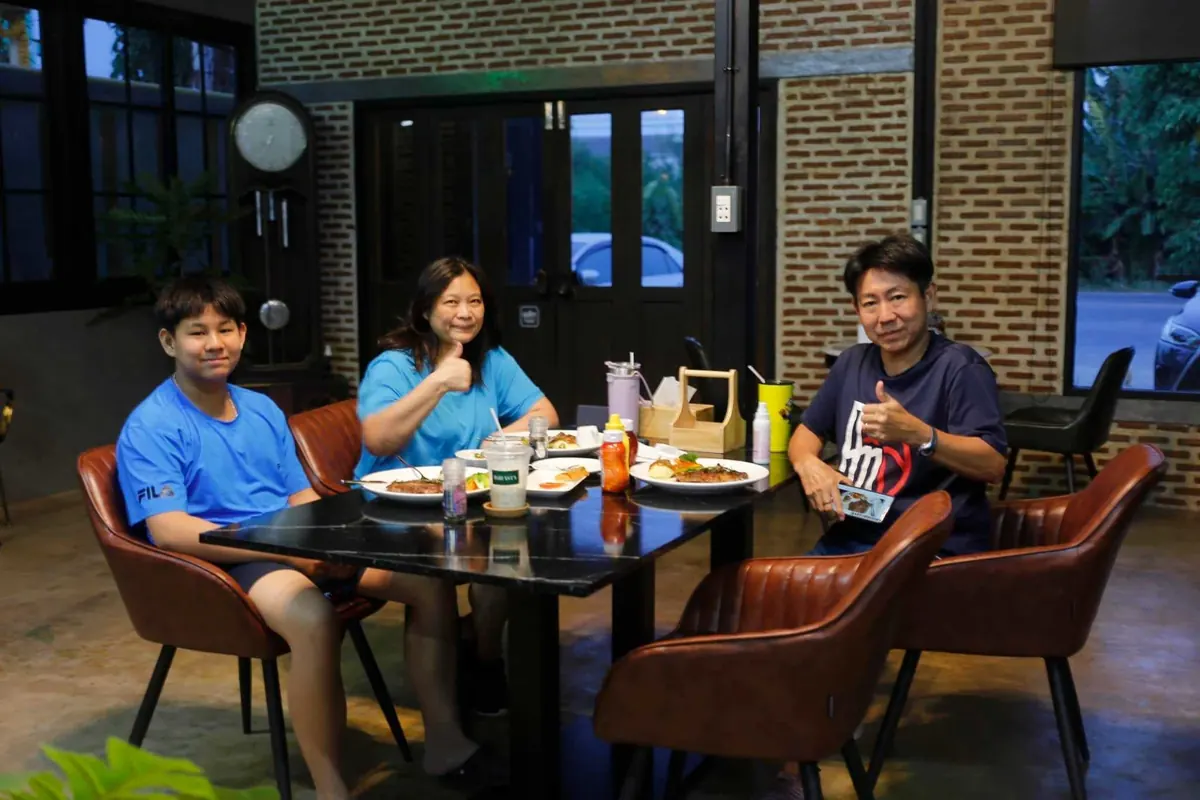 ครอบครัวนั่งทานอาหารร่วมกันที่บาราสต้า