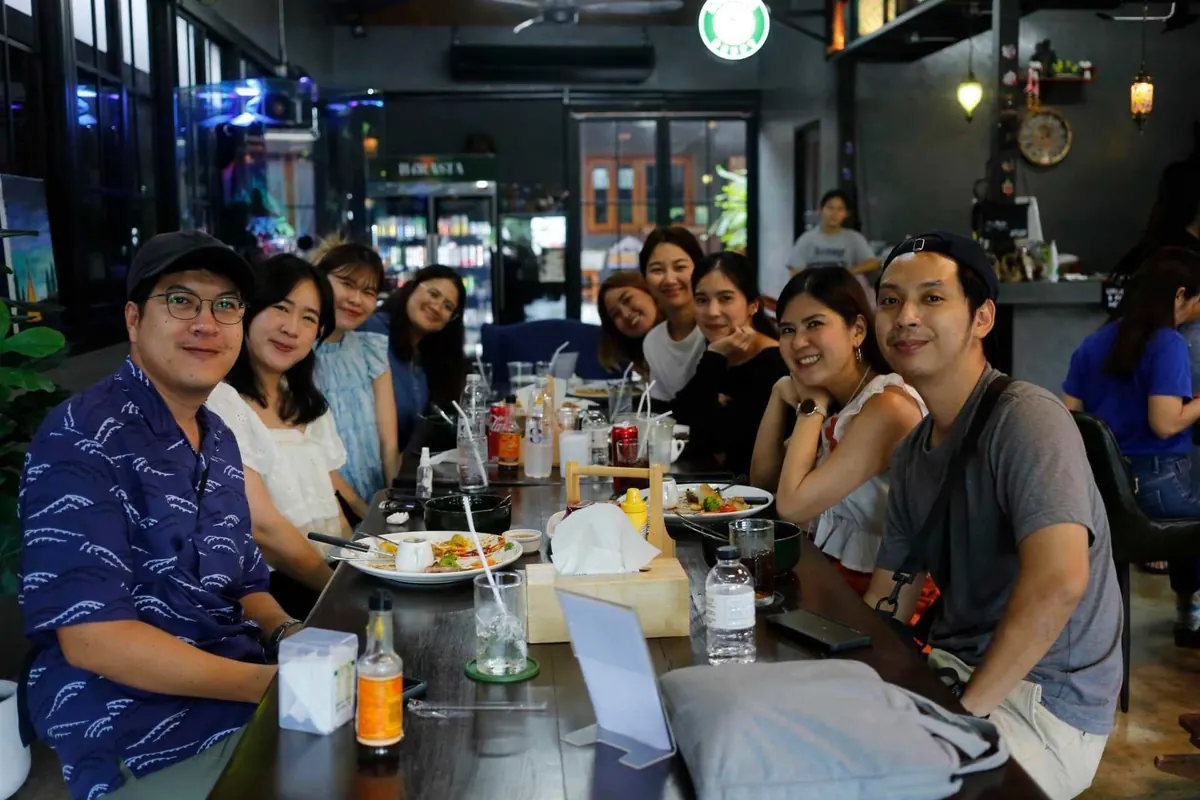 มื้อค่ำกลุ่มใหญ่เต็มโต๊ะยาวหนึ่งตัว