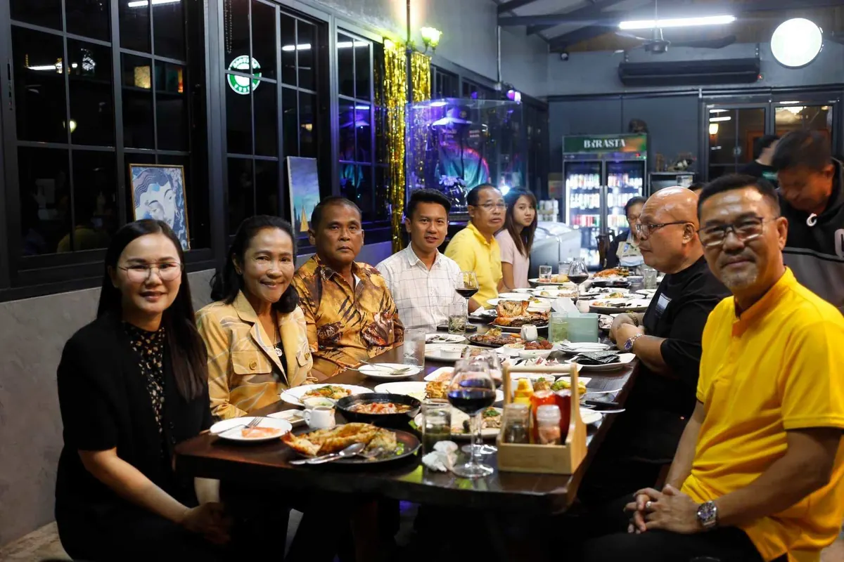 การรวมตัวยามค่ำที่โต๊ะเต็มโต๊ะ