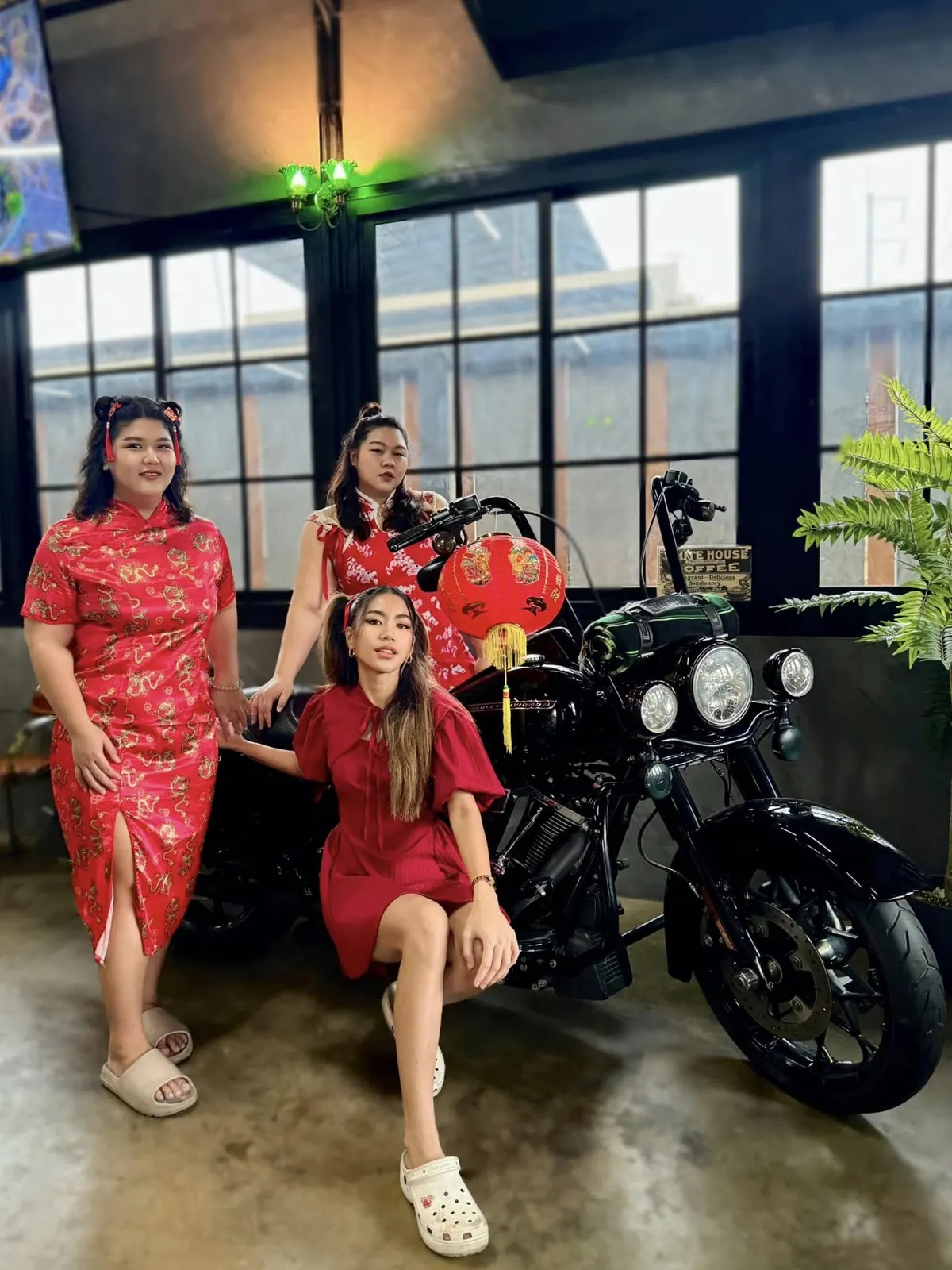 ลูกค้าถ่ายรูปกับ Harley-Davidson ภายในบาราสต้า