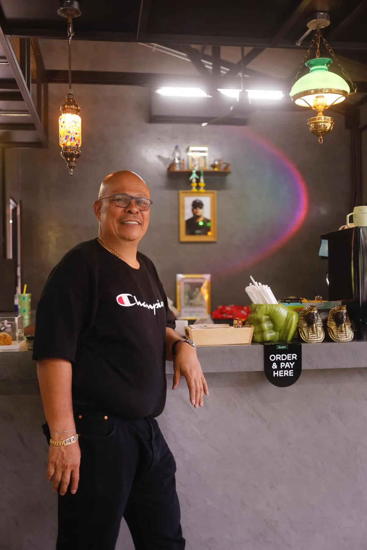 เจ้าของร้านยืนอยู่ที่เคาน์เตอร์บาราสต้า